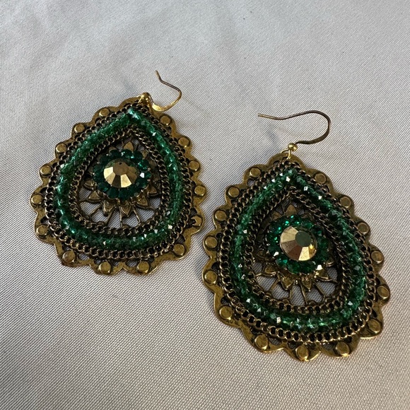 Large goldtone and greet sparkly rhinestone earrings - Picture 5 of 7